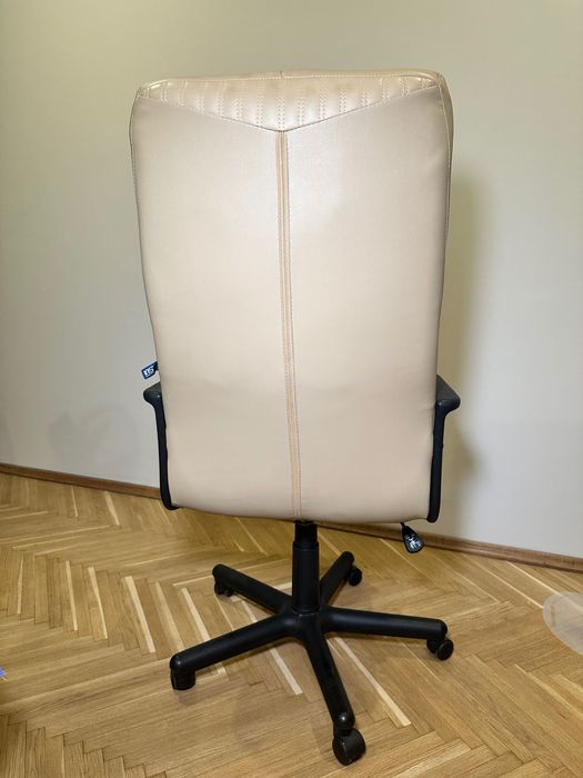 Крісло для офісу. Крісло з натуральної шкіри Nowy Styl Germes.