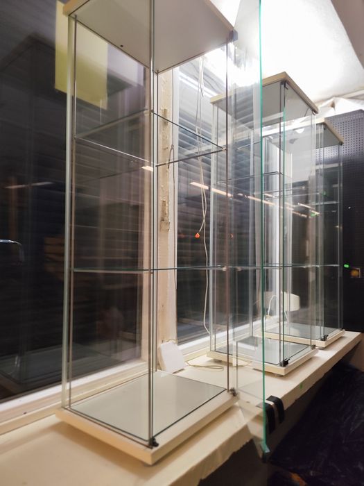 Witryny szklane , regały