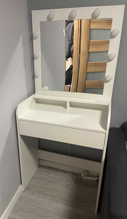 Toaletka z lustrem i podświetleniem LED