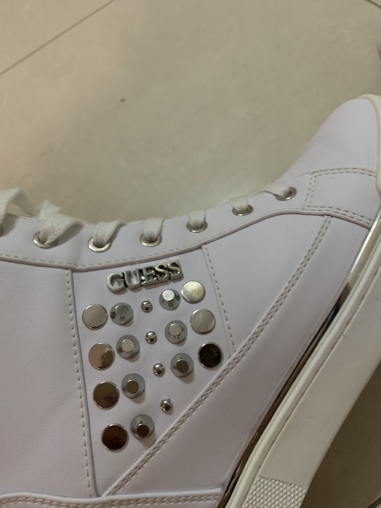 Sneakersy damskie białe Guess koturn ćwieki