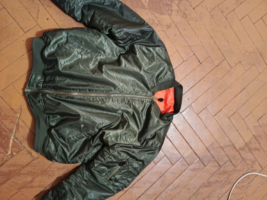 Продам бомбер дутый