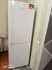 Продається холодильник Indesit