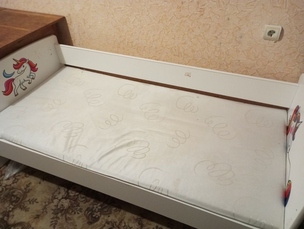 Ліжко дитяче з матрасом