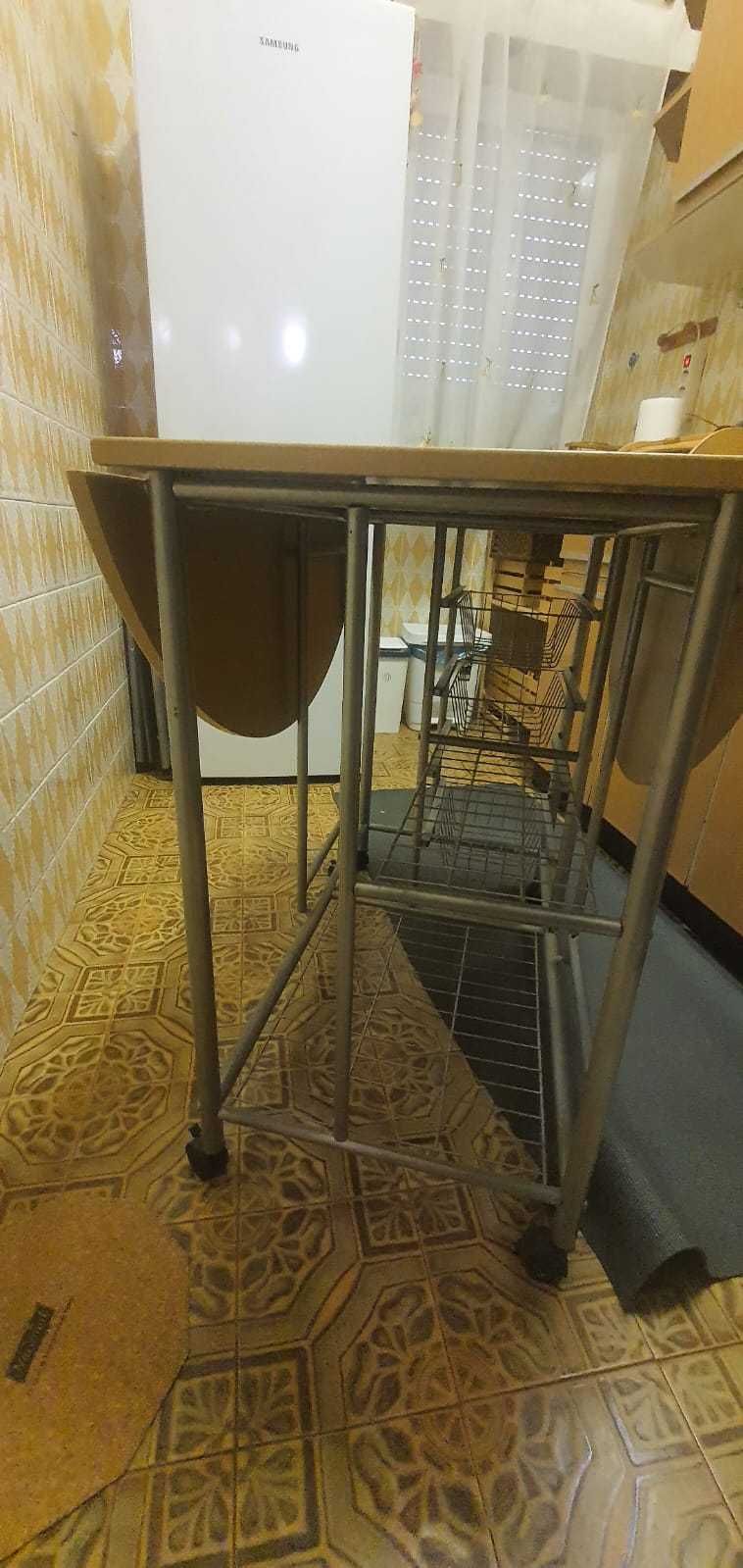 Mesa desdobrável com bancos