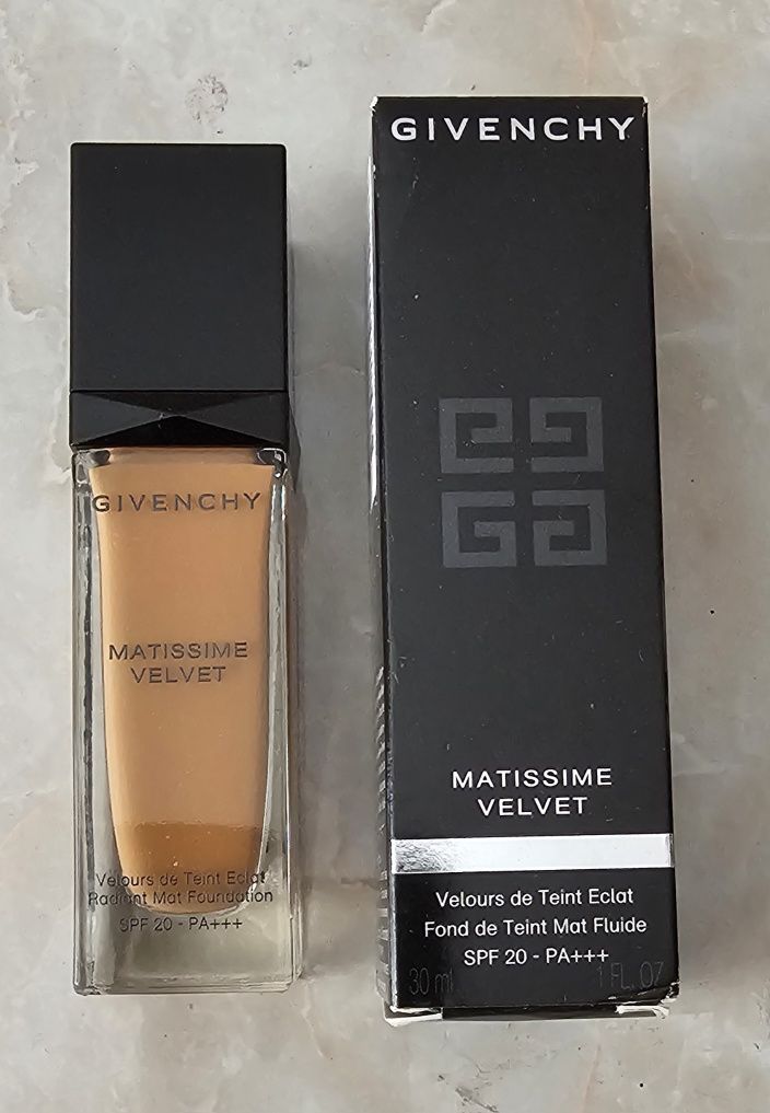 Fluid Givenchy Complexion Matissime Velvet  No. 10 Mat