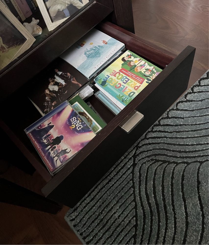 szafka biblioteczka słupek witryna  za szkłem ciemny brąz wenge venge