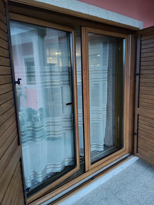 Caixilharia em Alumínio cor madeira