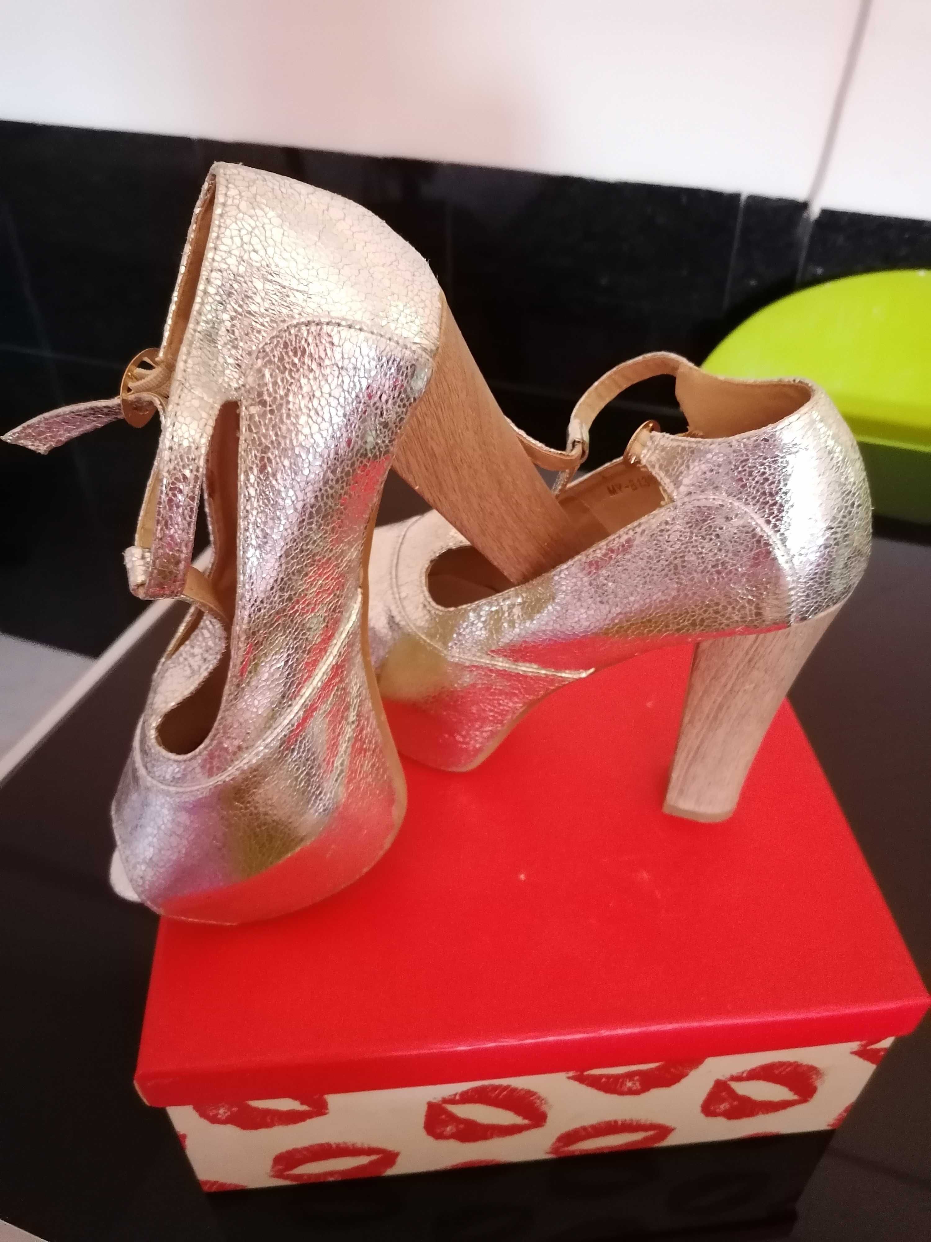 Sapatos altos (usados)