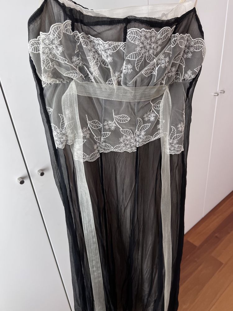 Vestido preto com renda