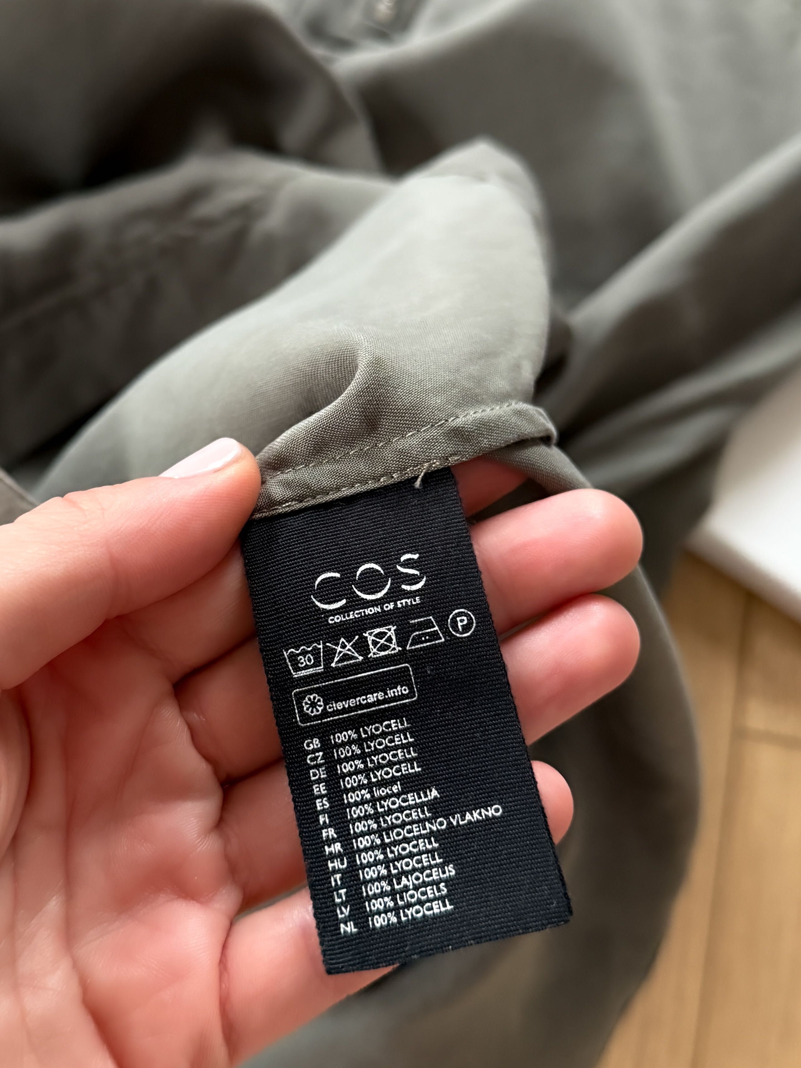 Oliwkowa sukienka COS 36 S z kieszeniami oversize zielona midi