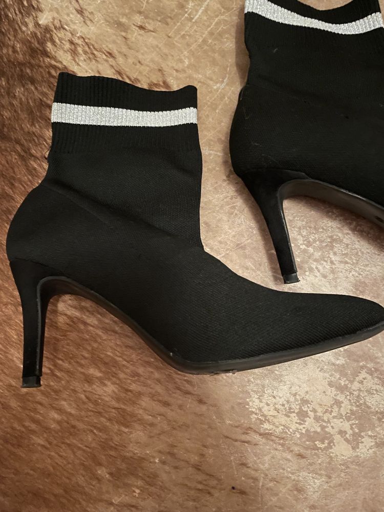 Baixa de preco Botas pretas de licra com risca dourada
