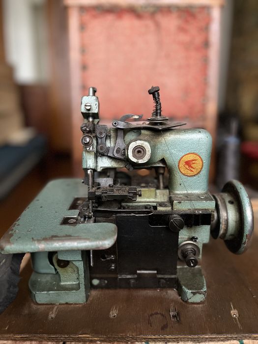 Оверлок  старенький  Стоїть вже довго , треба чистити , налаштовувати