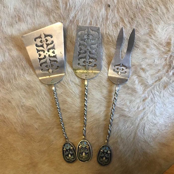 Столові прибори до торту та виделка