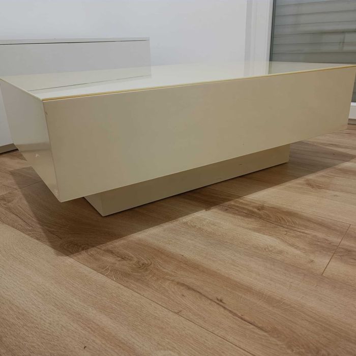 Mesa de centro de madeira maciça lacada a cor beje com tampo vidro