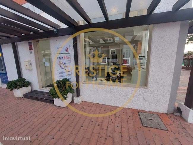 Loja com excelente localização, a escassos metros da marina de Vilamou