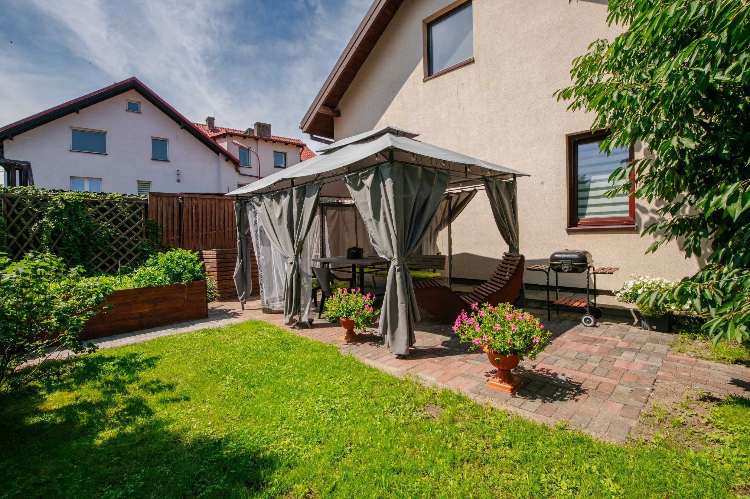 Apartament z ogródkiem. Spokojna okolica. Wynajem krótkie terminy.