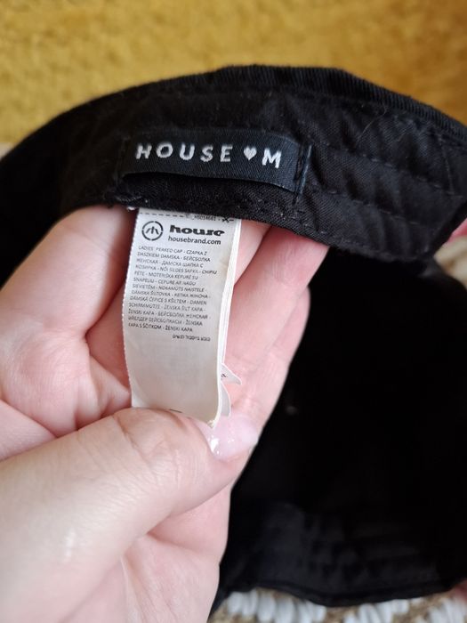 House czapka z daszkiem