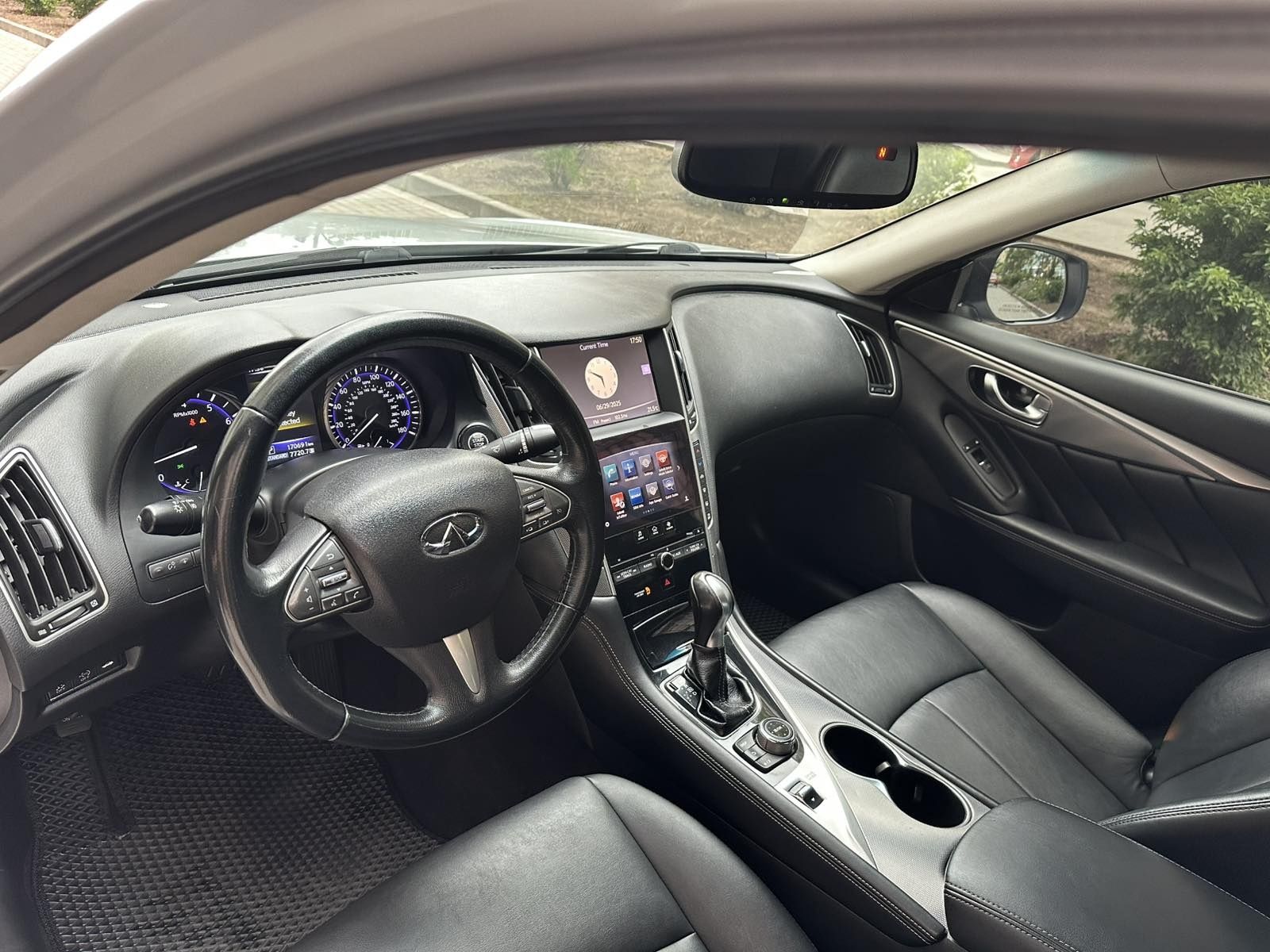 Продам Infiniti Q50 2015 год