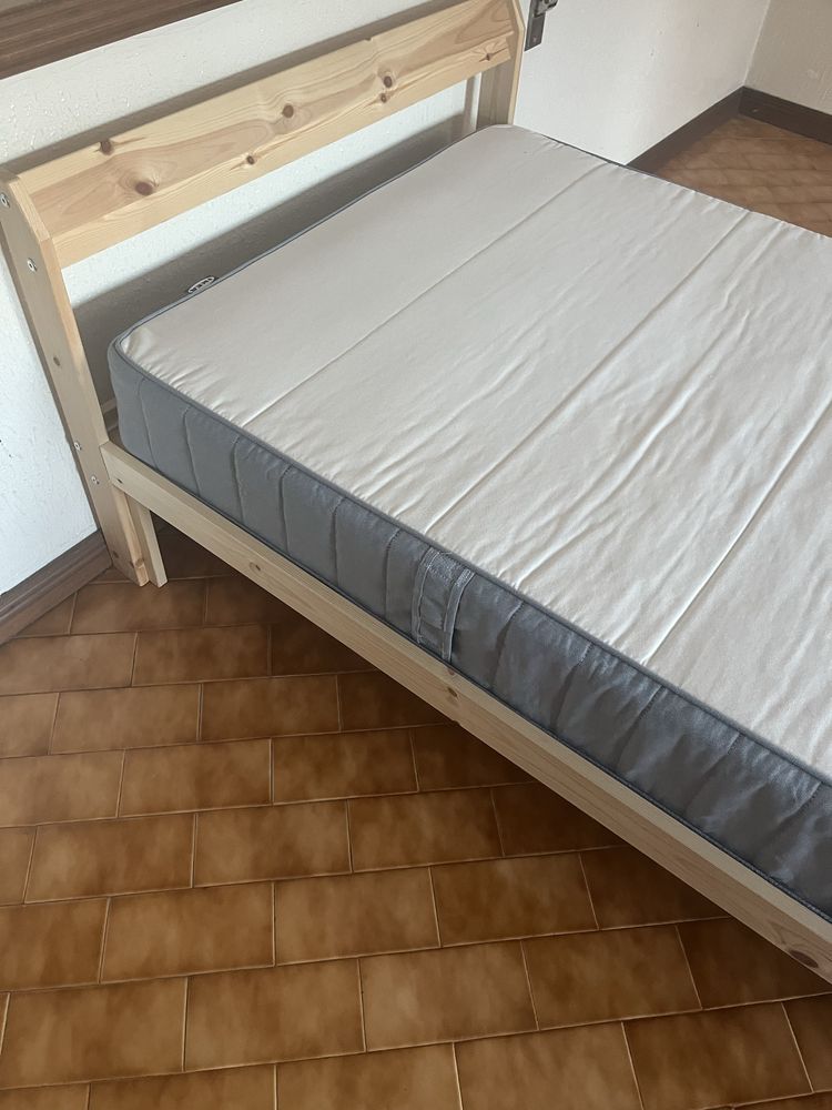 Cama com colchão solteiro