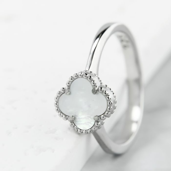 Pierścionek srebrny p.925 z białą koniczyną