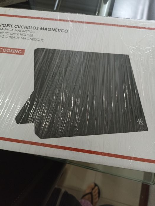 Soporte magnético para facas e outros