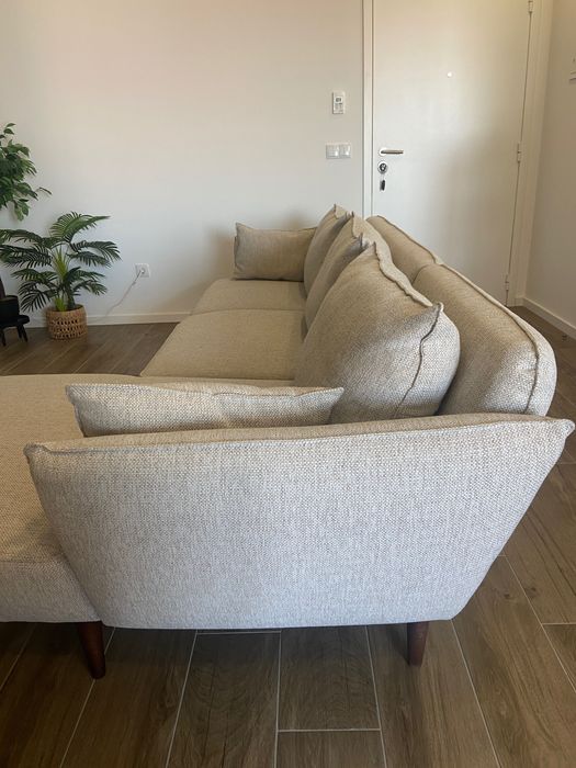 Sofá bege com chaise longue