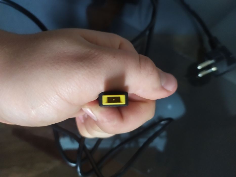 Нова зарядка на ноутбук