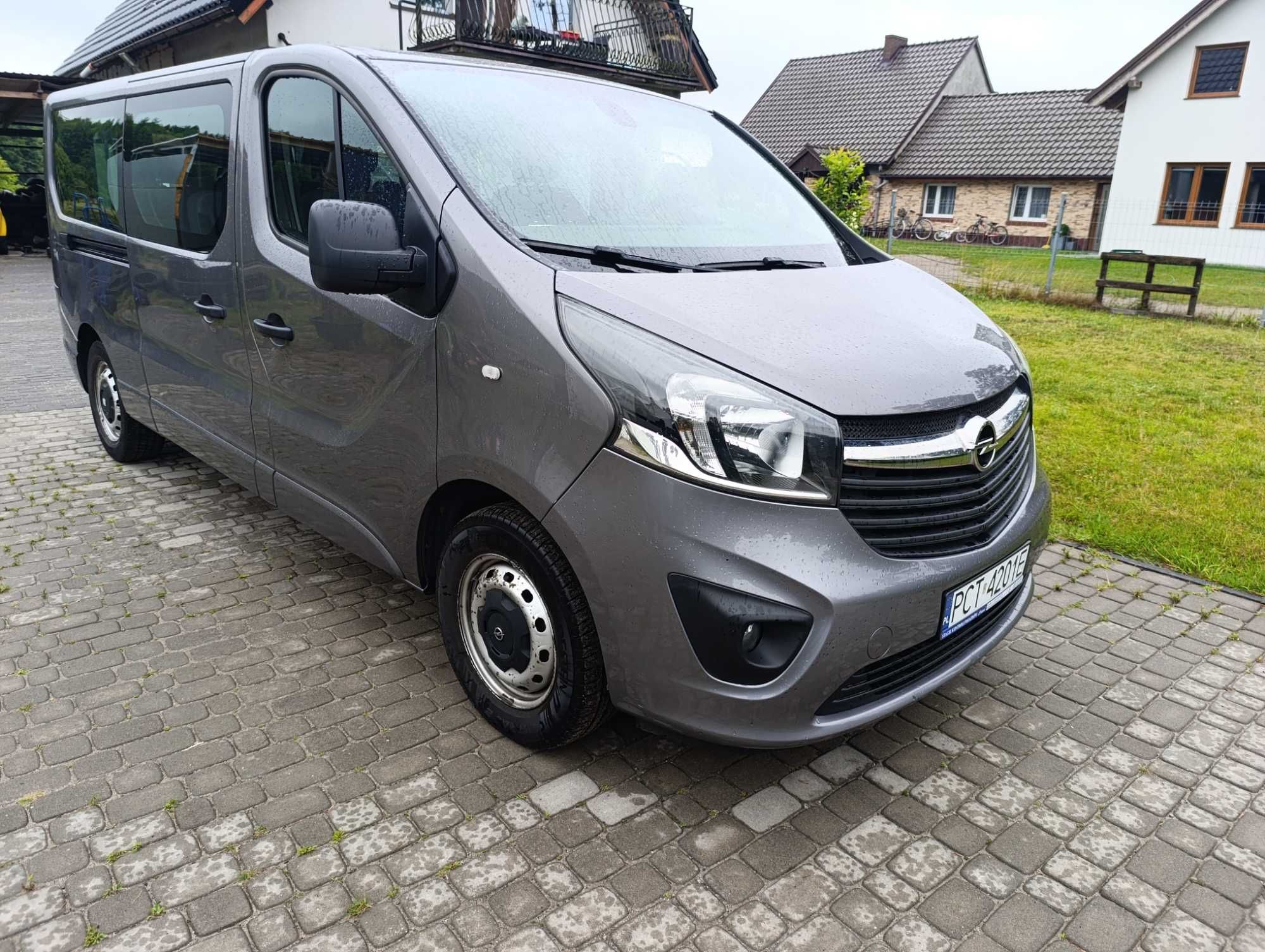 Wynajem busa 9 osobowy Opel Vivaro long 2016 r