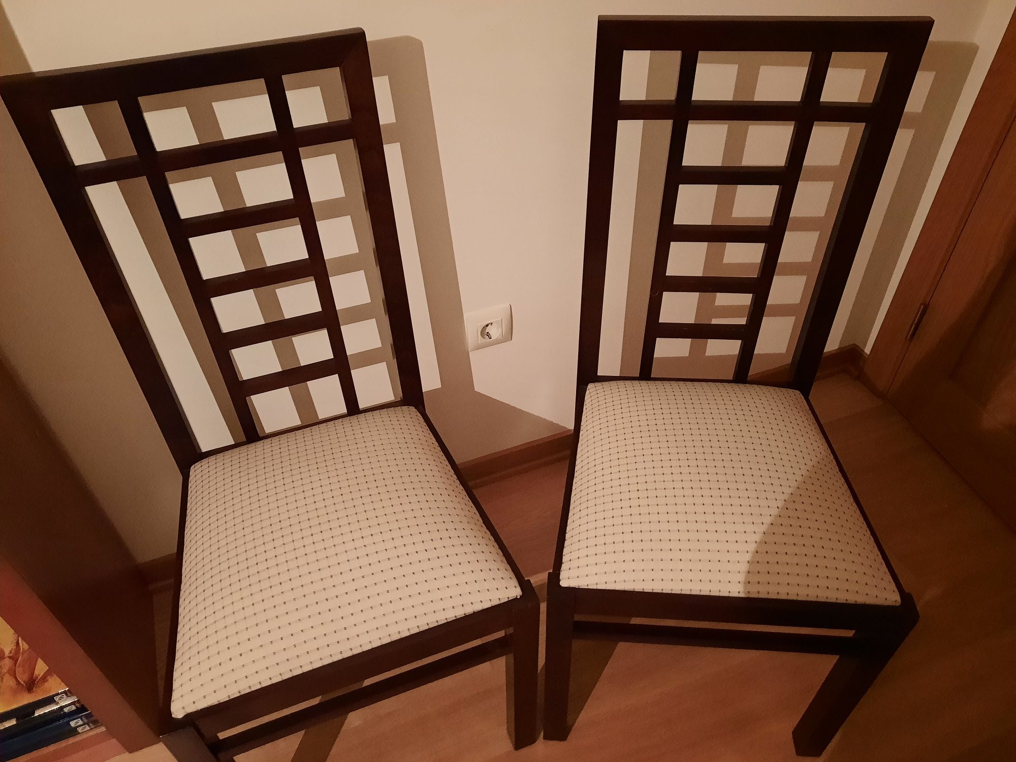 Cadeiras de sala em mogno escurecido