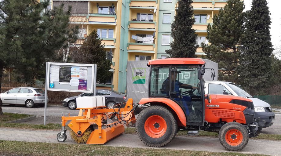 Wynajem ciągnik traktor zamiatarka zamiatanie kosiarka koszenie