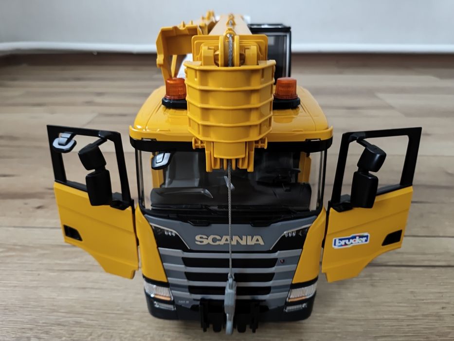 Автокран Bruder SACANIA R 560