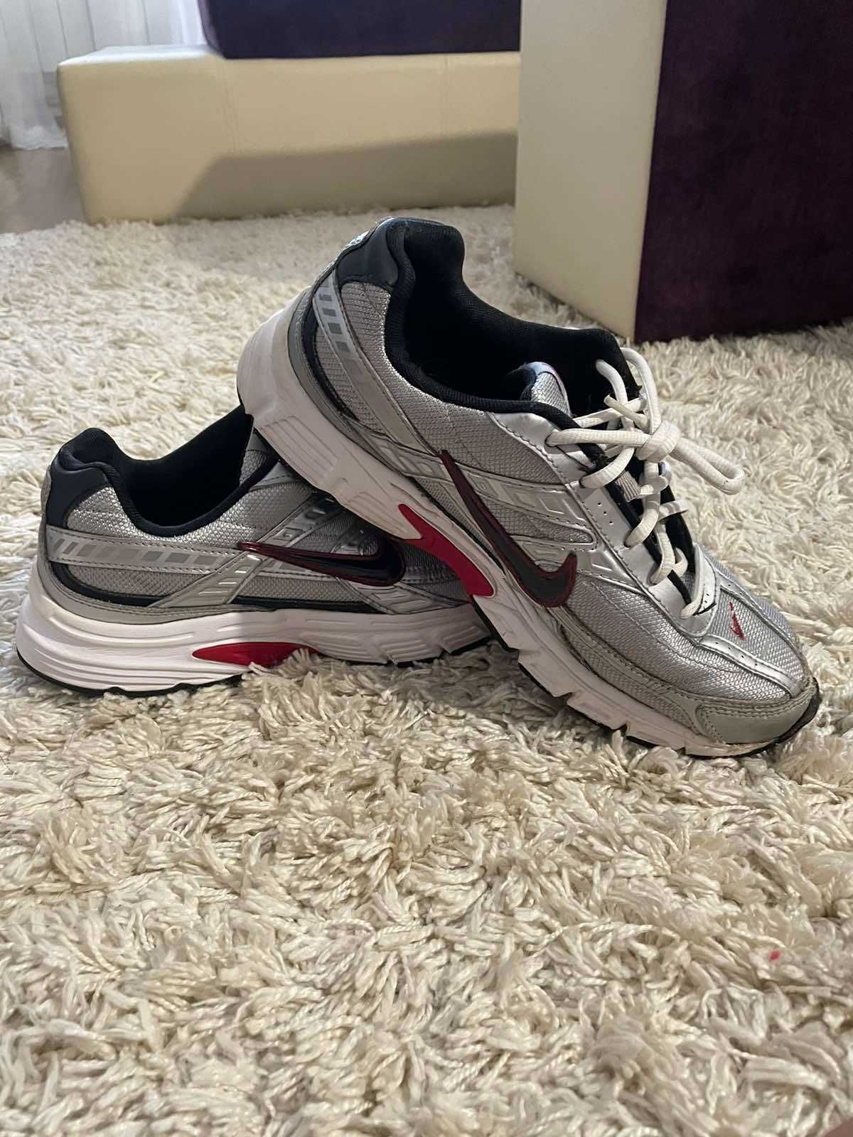 Кросівки  фірми NIKE