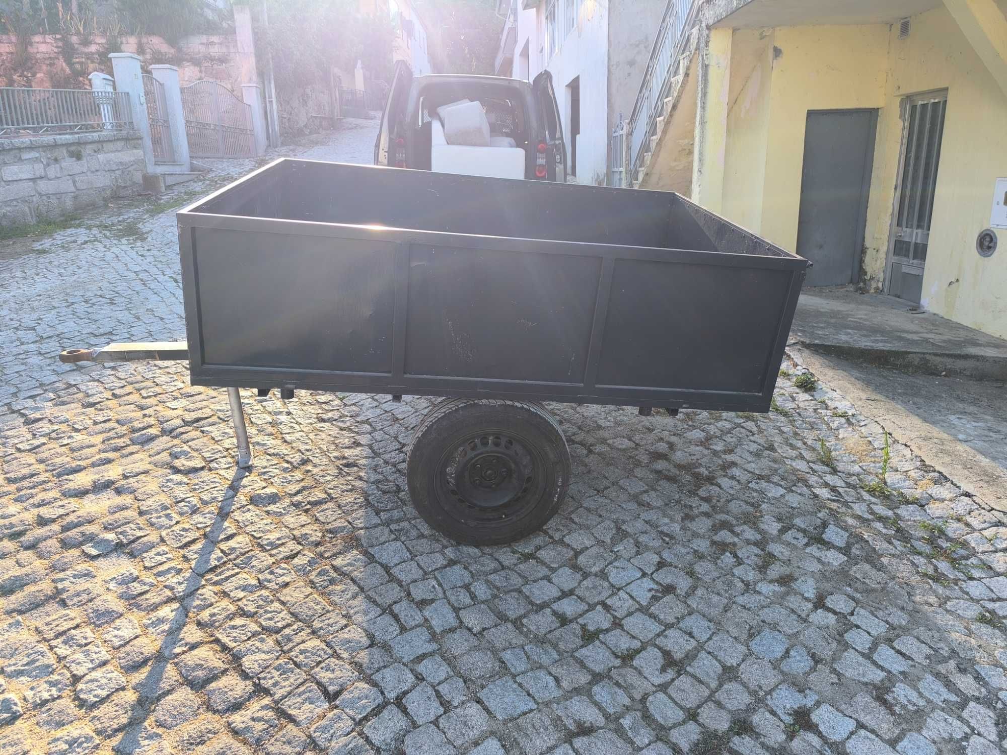 Vendo reboque com engate de trator