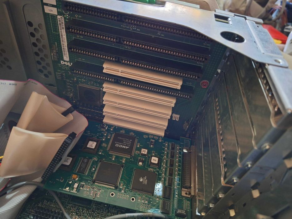 stary retro komputer stacjonarny Dell Optiplex gx200