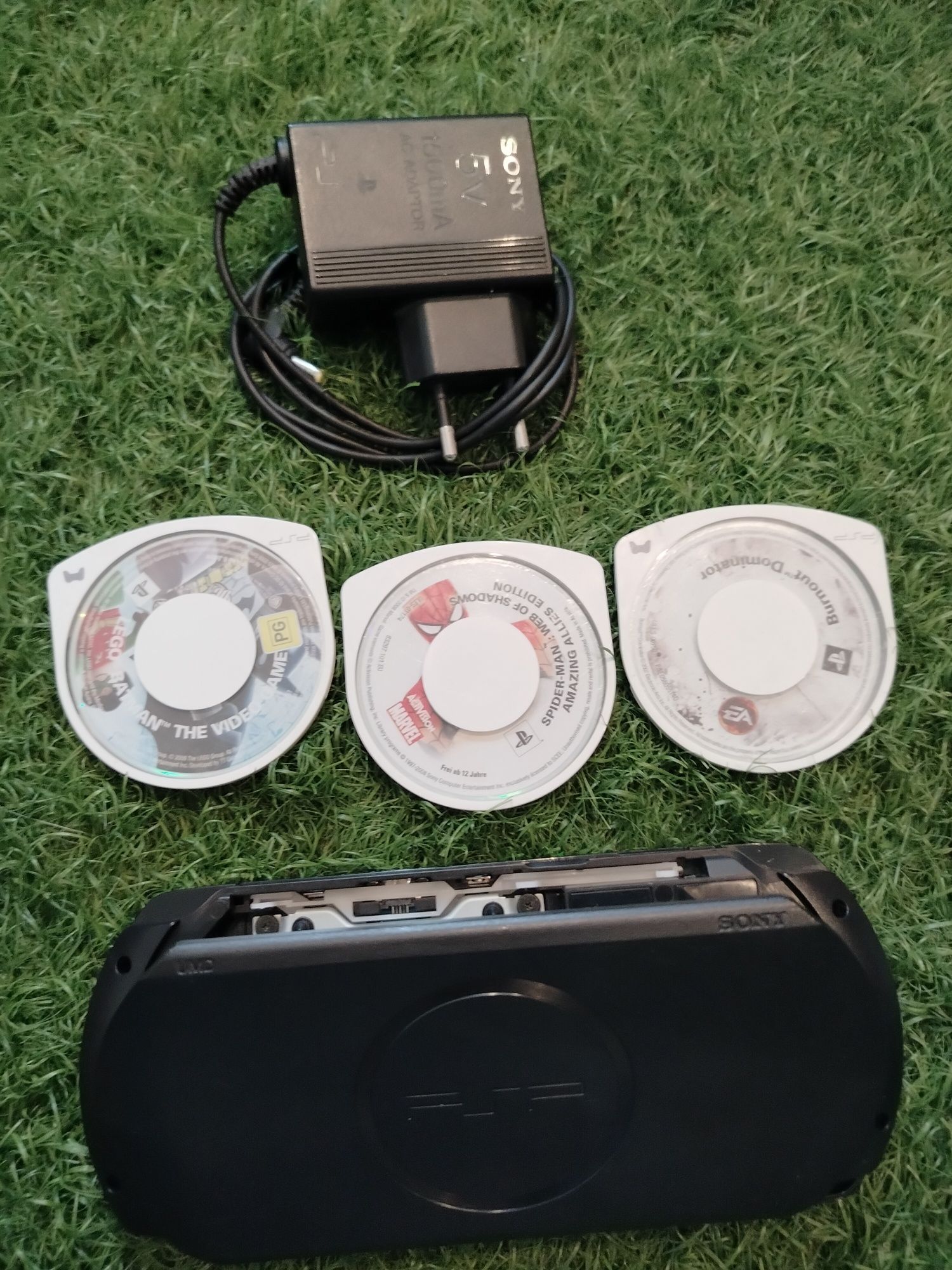PSP E1004 com carregador original + 3 jogos