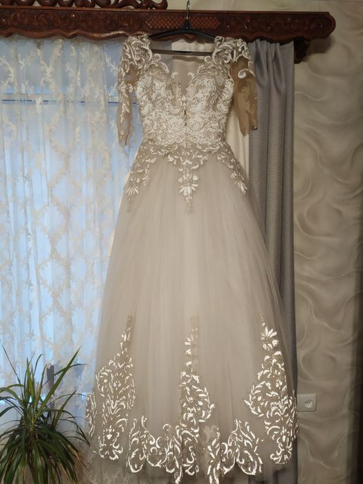 Продам весільну сукню