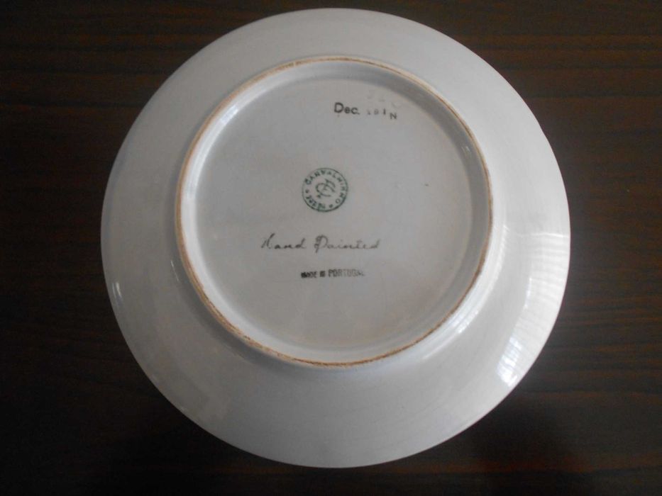 Bonito prato numerado e pintado à mão da extinta fábrica Carvalhinho.