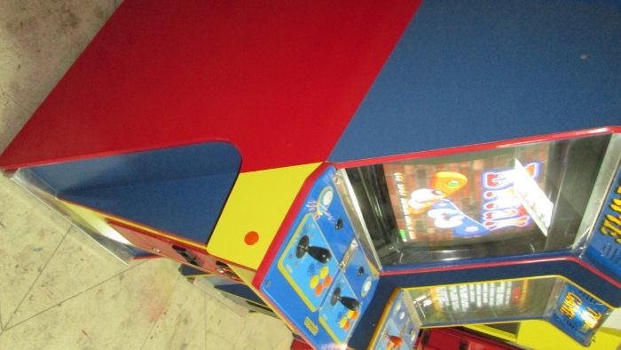 Máquina de jogos frente vermelha e azul com 2800  jogos como nova