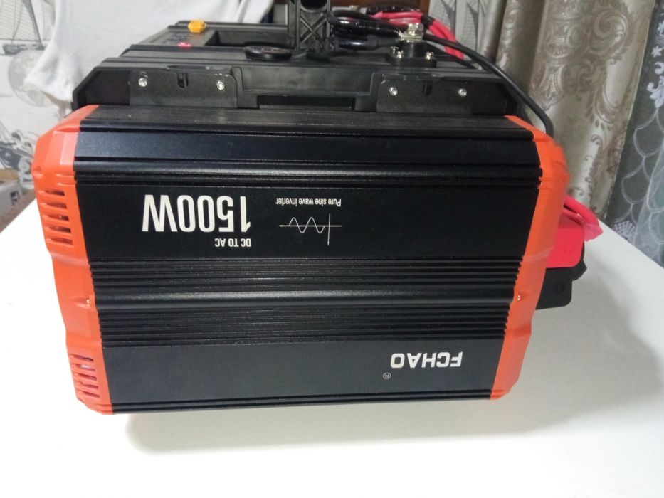 Зарядна станція на 1.8 Kв/год з потужністю 1500Wat