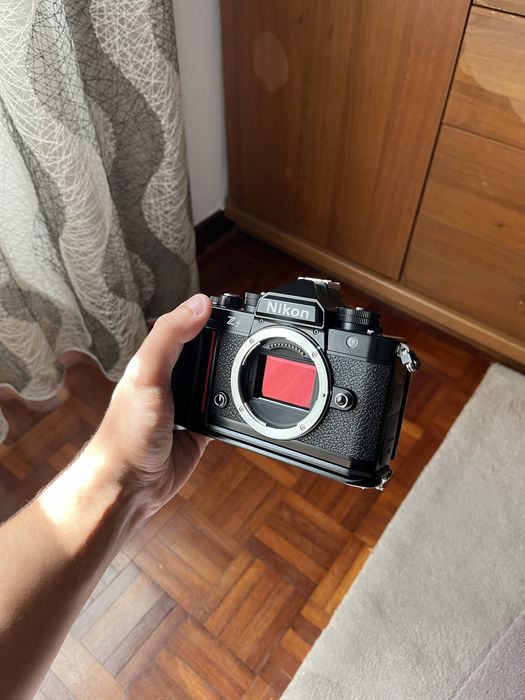 Nikon ZF Como Nova com grip da Neewer adicional