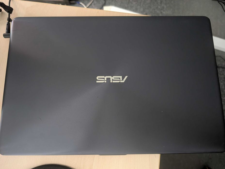 Laptop ASUS 15,6" i5-7200U / 12GB RAM / 256GB SSD / Windows 10