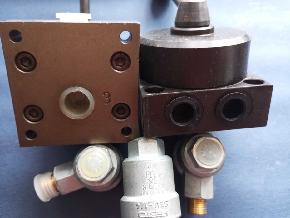 Zawory rozdzielające sprężonego powietrza+tłumiki