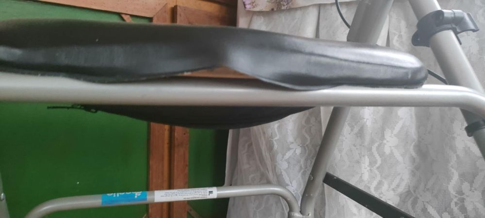 Sprzedam chodzik  czterokołowy z hamulcem