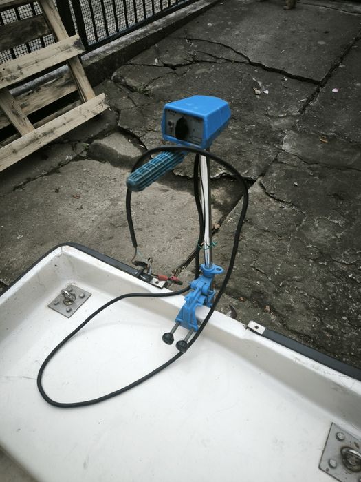 Łódka wędkarska z silnikiem elektrycznym