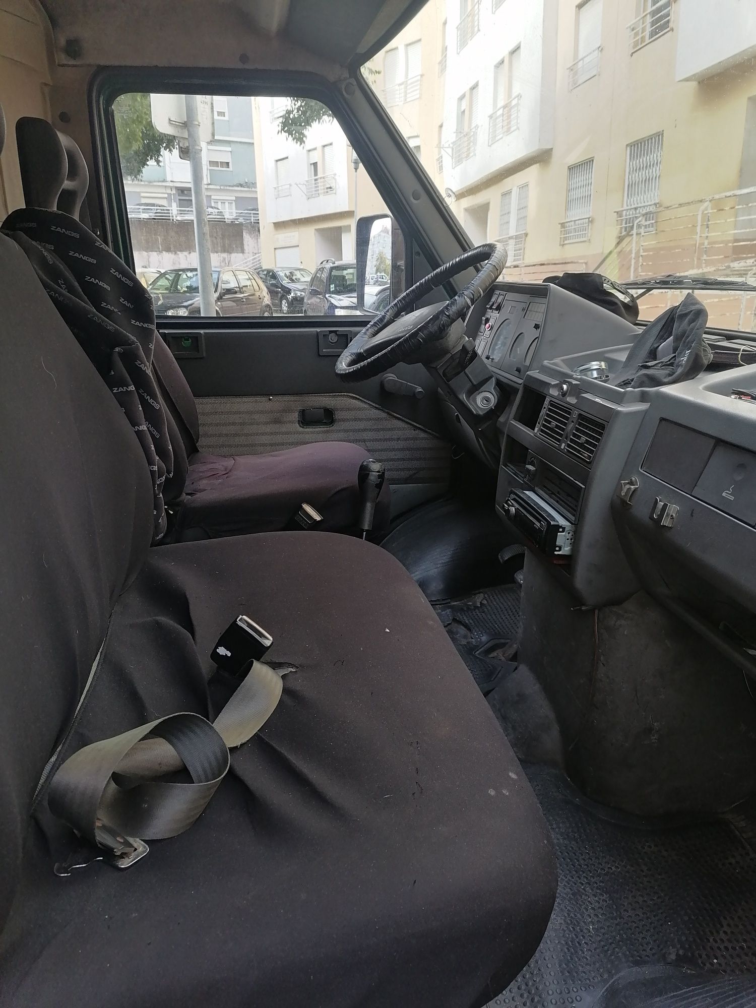 Carrinha iveco a trabalhar