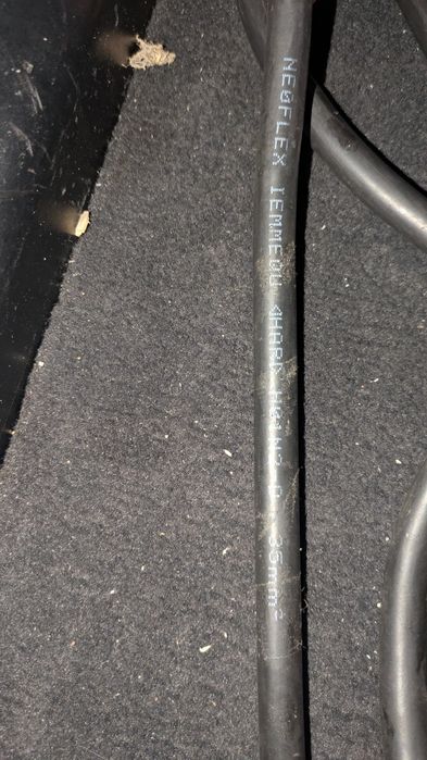 Conjunto de cabos para sistema de som no carro