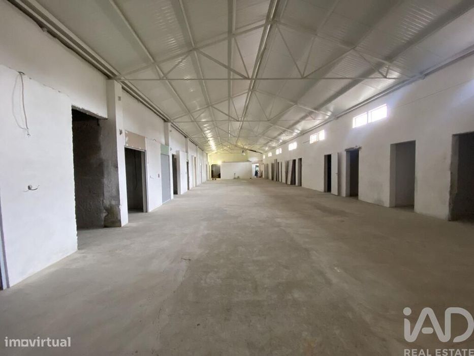 Armazém em Oliveira do Douro de 679,00 m2