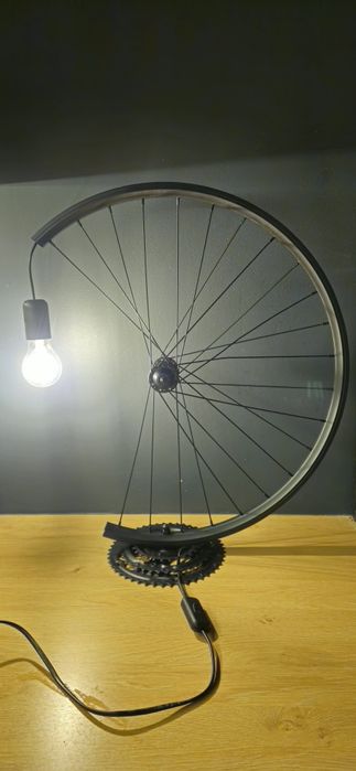 Lampa koło żarówka gratis