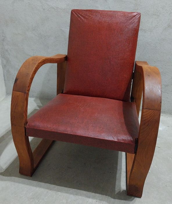 Cadeirão em madeira, antigo.