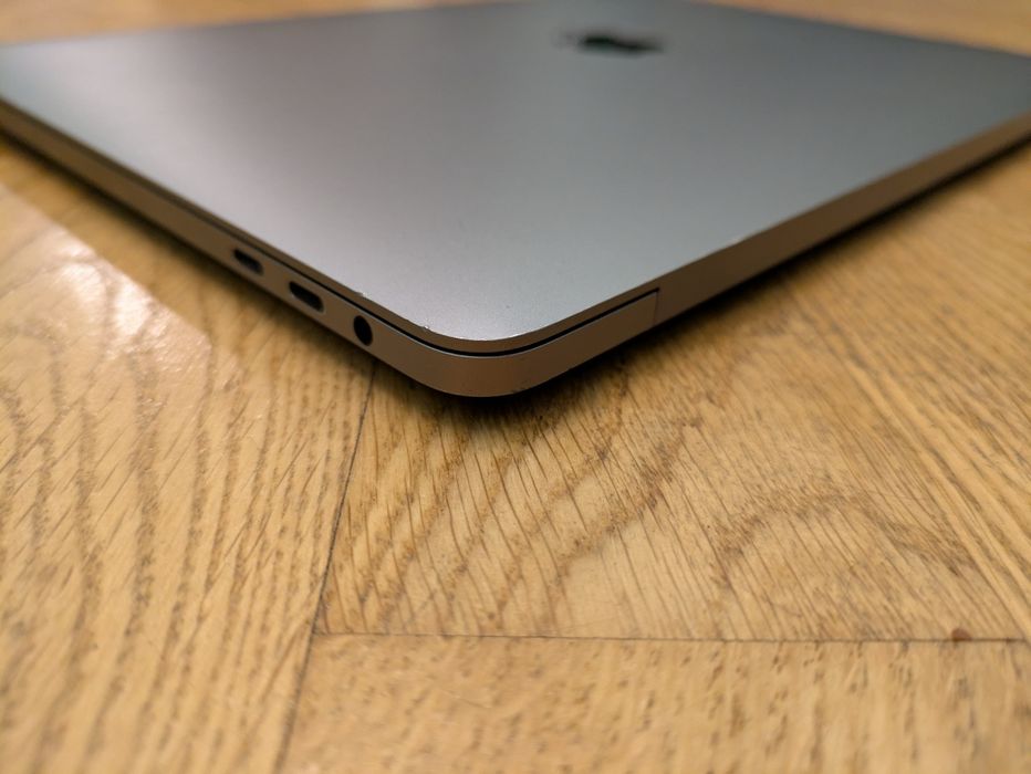 MacBook pro 2019, 13", і5, 16/256 ГБ.